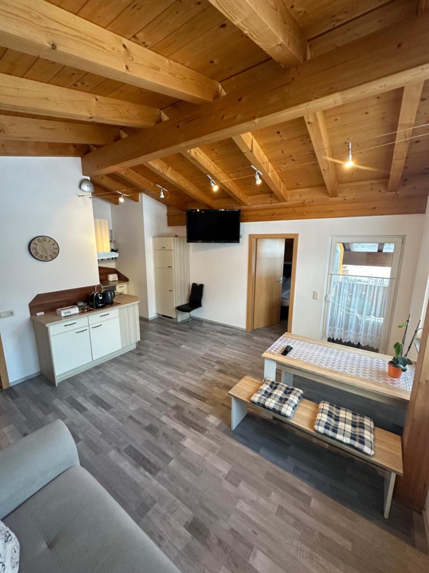 Leo 1 Apartment